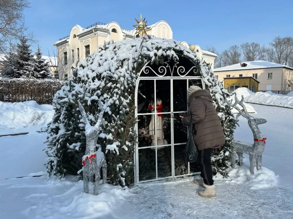 На территориях православных храмов Биробиджана установили Рождественские вертепы