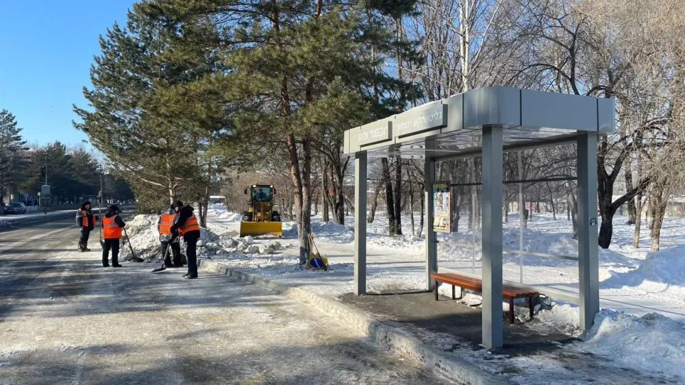 Продолжают бороться со снежным щитом на дорогах коммунальщики Биробиджана