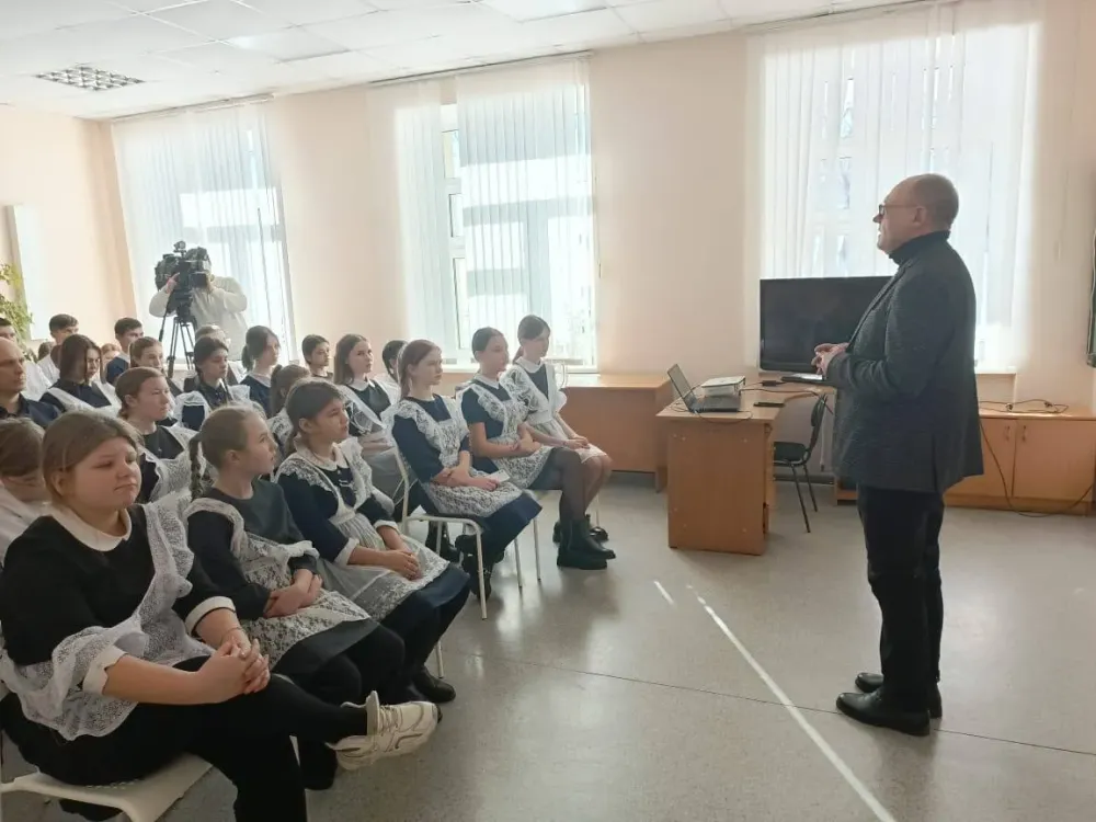 Новую вывеску получила школа, названная в честь великого географа из ЕАО