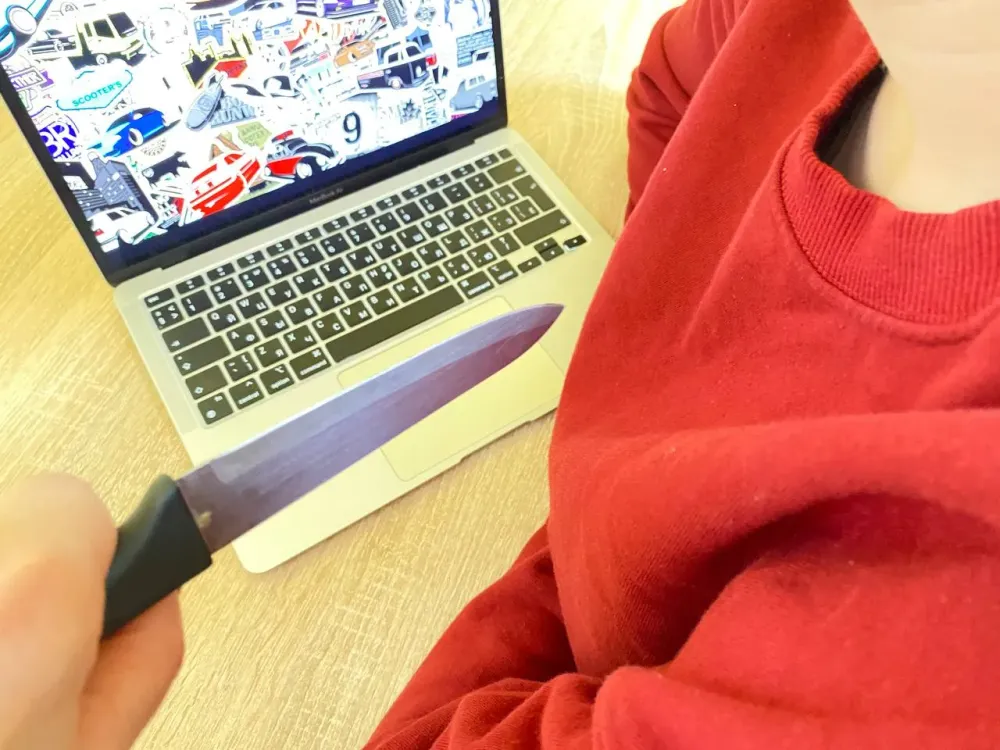 За «нож в спину» знакомого биробиджанец выплатит около 100 тысяч рублей