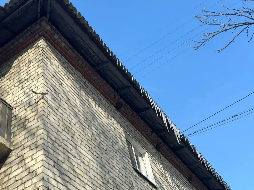 Опасные сосульки нависли над биробиджанцами