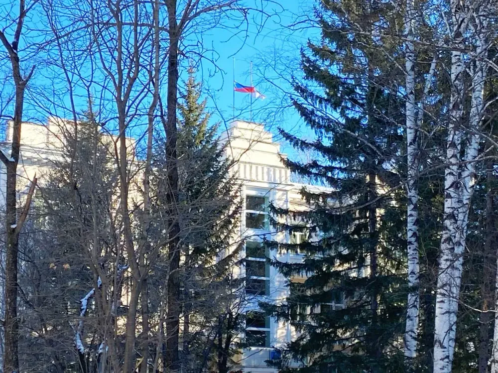 В ЕАО приспустили государственные флаги из-за траура