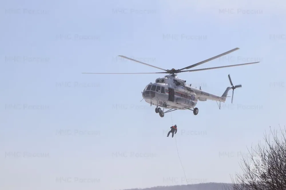 Спасатели ЕАО с вертолёта МИ-8 oтработали навыки беспарашютного десантирования