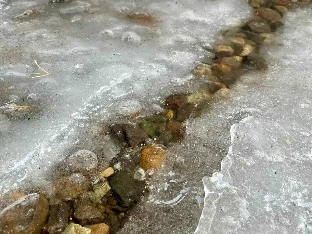 Снесённый фонарь, сломанный забор и повышение уровня воды на метр – ледоход в Хабаровске