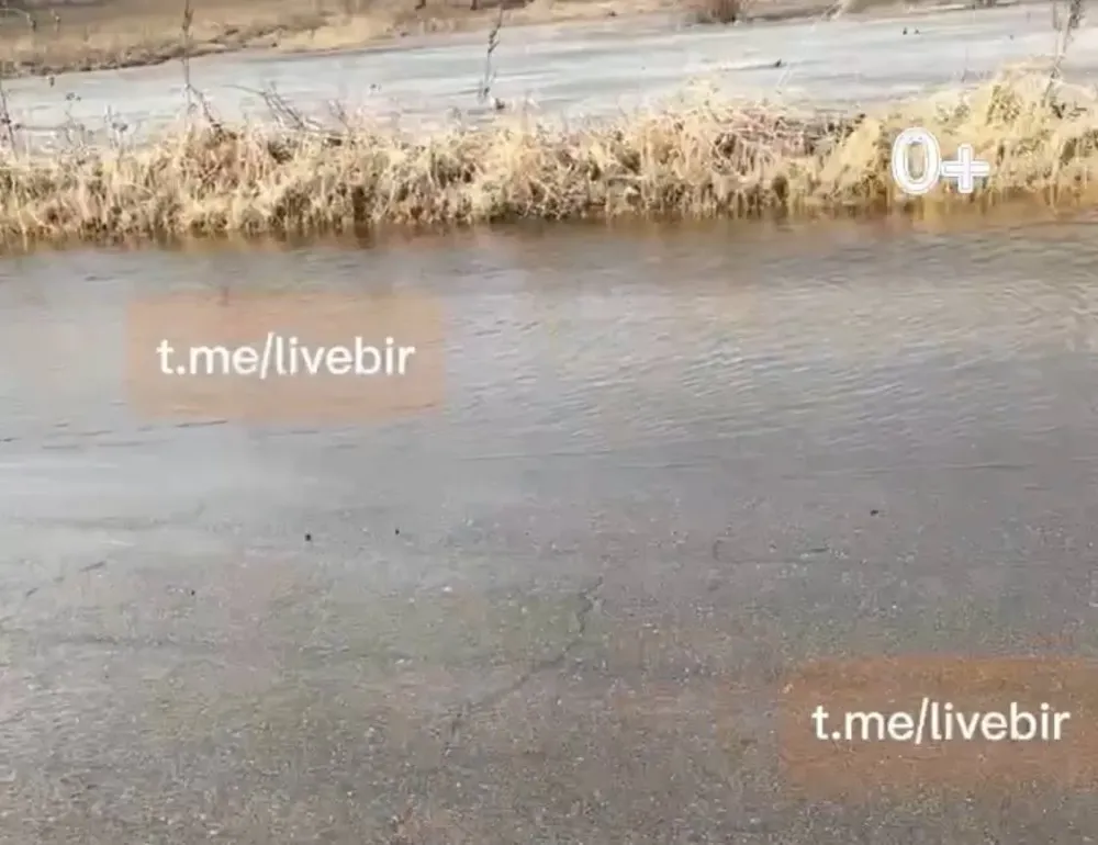 Бьют тревогу из-за разрушения нового асфальта на главной дороге жители Теплоозерска в ЕАО