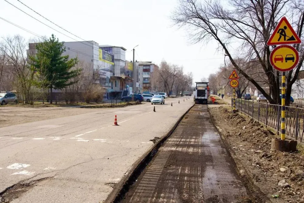 На трёх улицах начали ремонтировать дороги в Биробиджане
