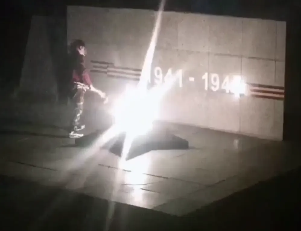 Уголовное дело завели на женщину-вандала, поджигавшую букет на вечном огне в Биробиджане