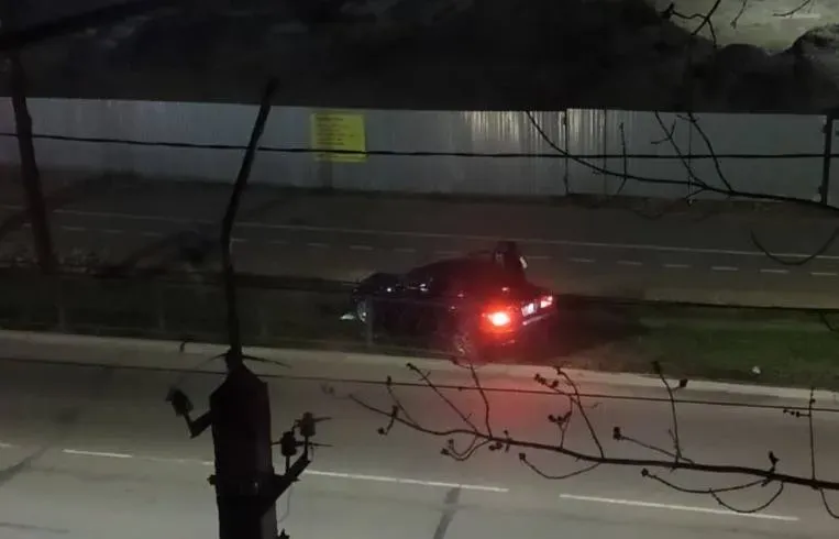 Пьяный водитель, лишенный водительских прав, снес ограждение в Биробиджане