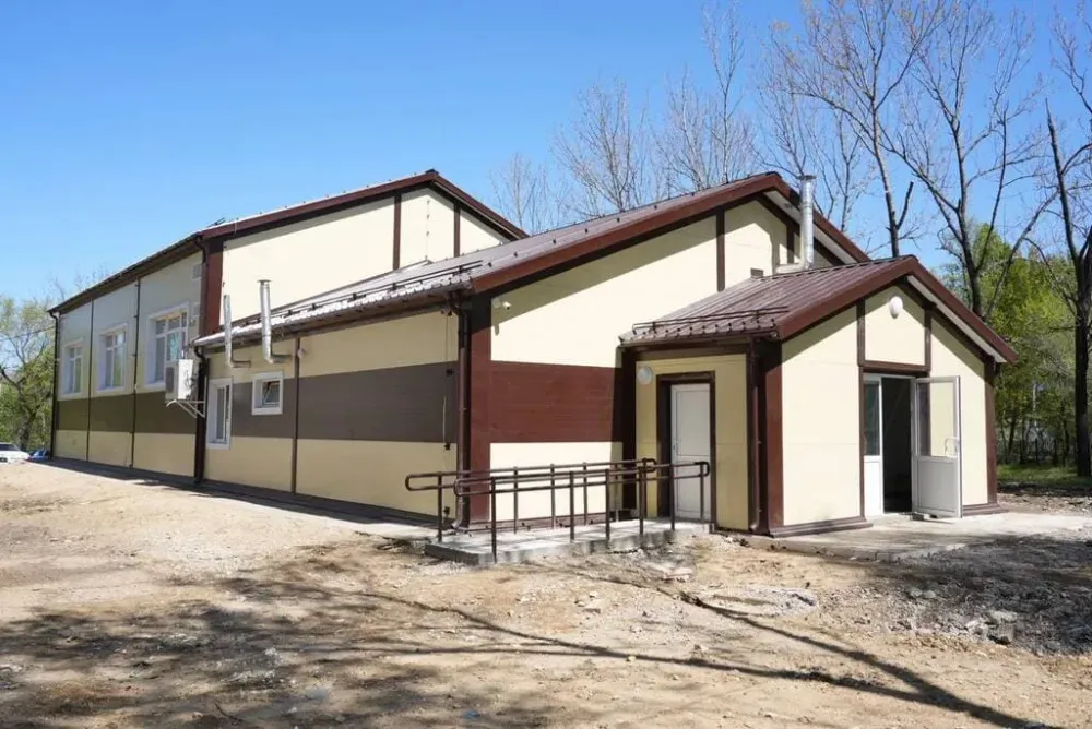 Остались только бумаги: Завершается строительство модульного спортзала школы в Биробиджане