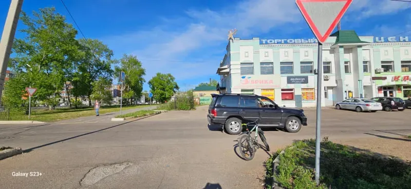 «Наглый» велосипедист угодил под колеса внедорожника в Биробиджане