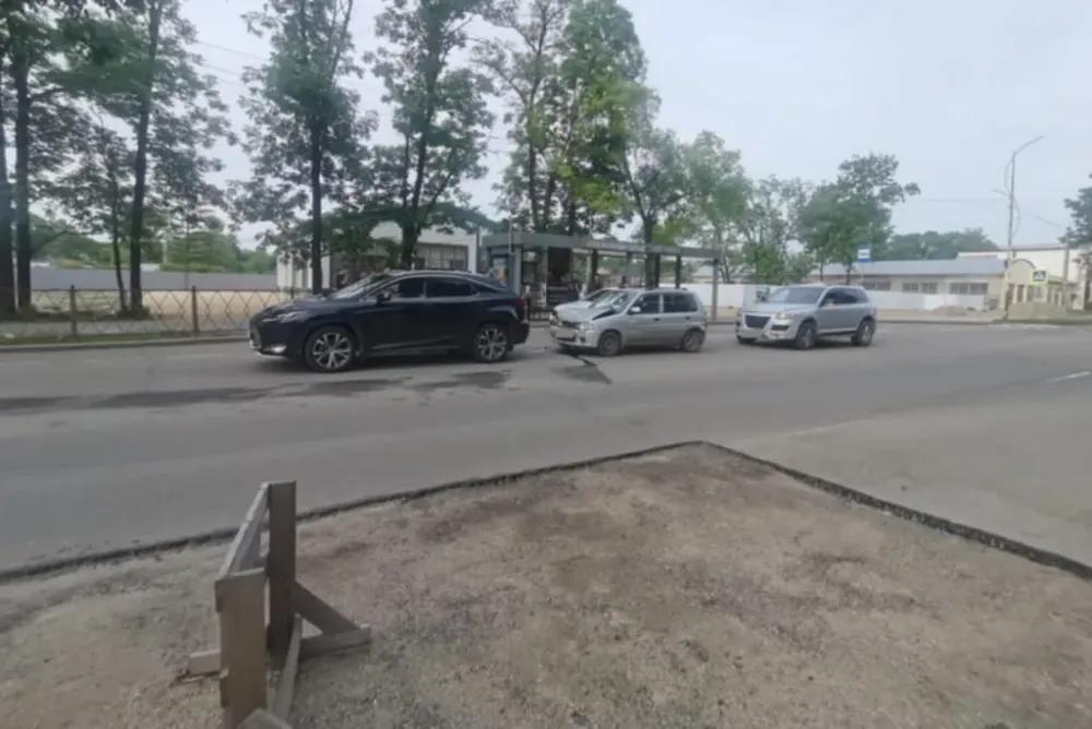 Тройное ДТП с премиум-иномаркой произошло в Биробиджане