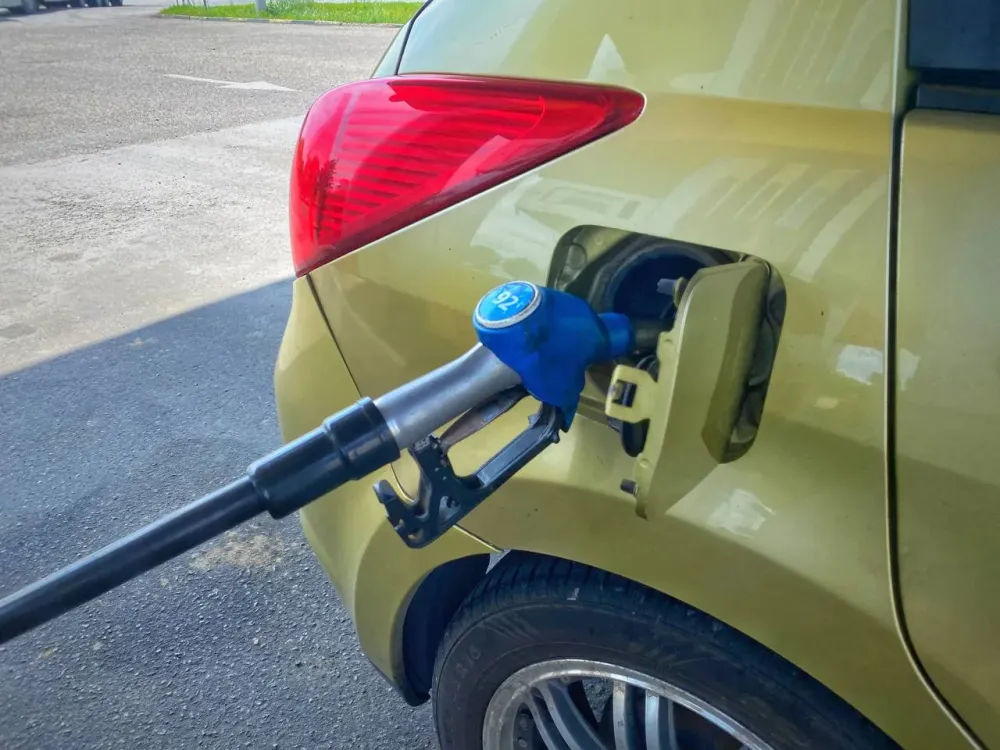 LIVE DV дарит 300 литров бензина для вашей машины