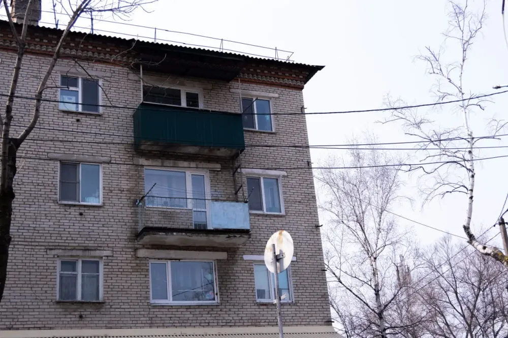 Дорогой ремонт пострадал из-за потекшей крыши в многоэтажке в Биробиджане