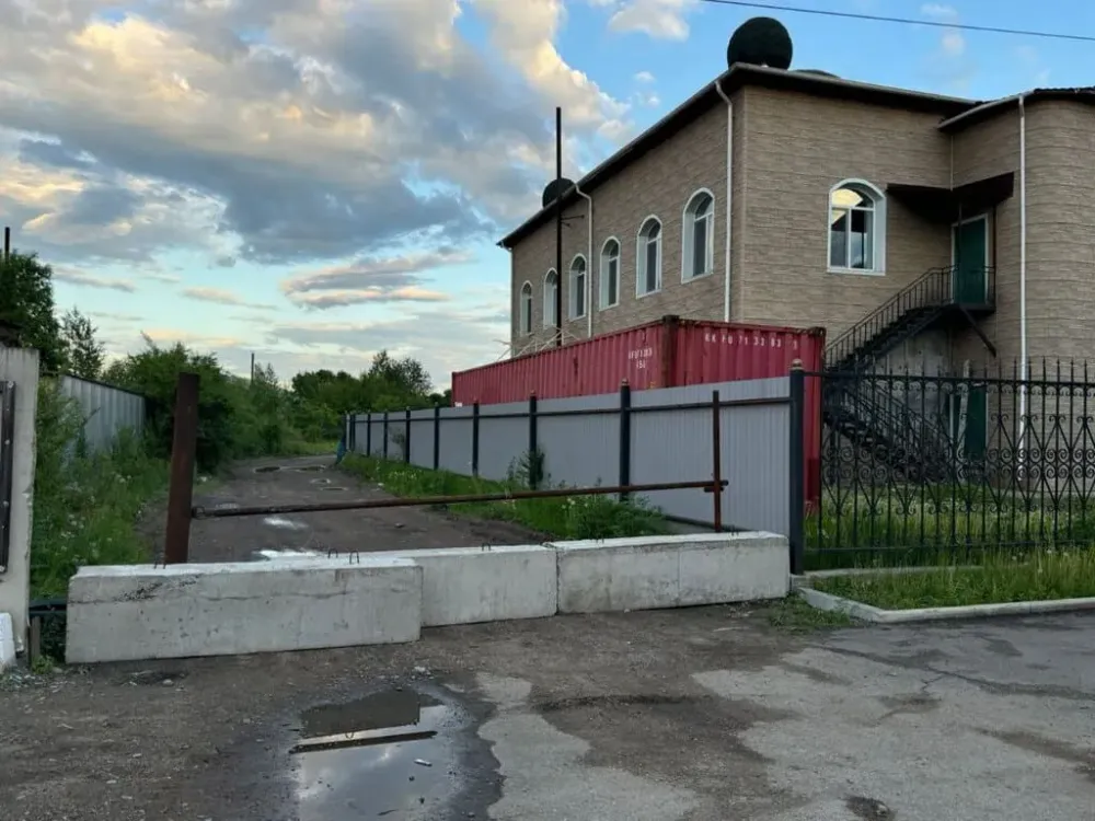 Бетонные блоки пришлось установить, чтобы защититься от мусора жителю Биробиджана