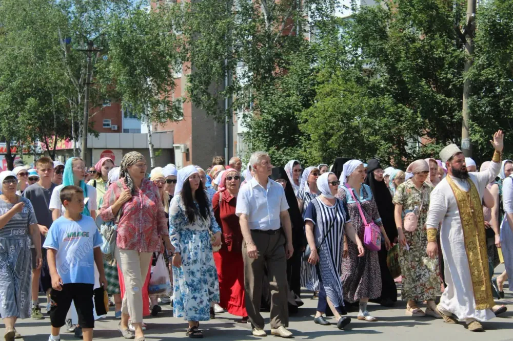 Икону Божией Матери с крестным ходом пронесли по Биробиджану