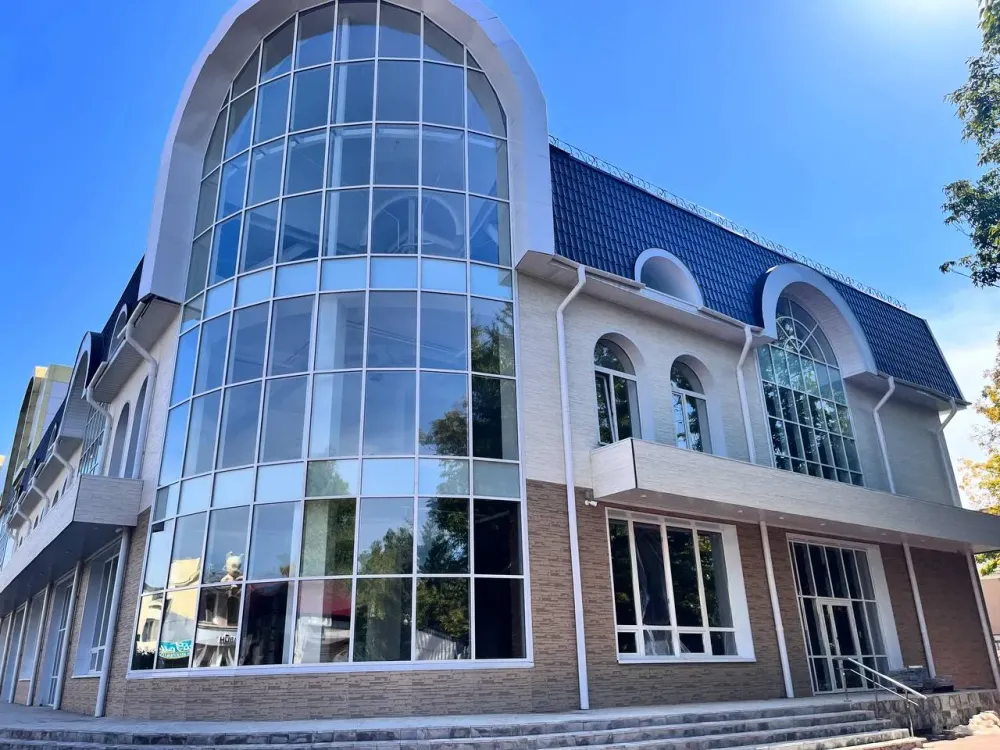 Снежный массив с корнем оборвал вывеску на магазине в Биробиджане