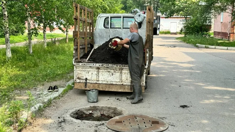 Чистят ливневки подрядчики в Биробиджане