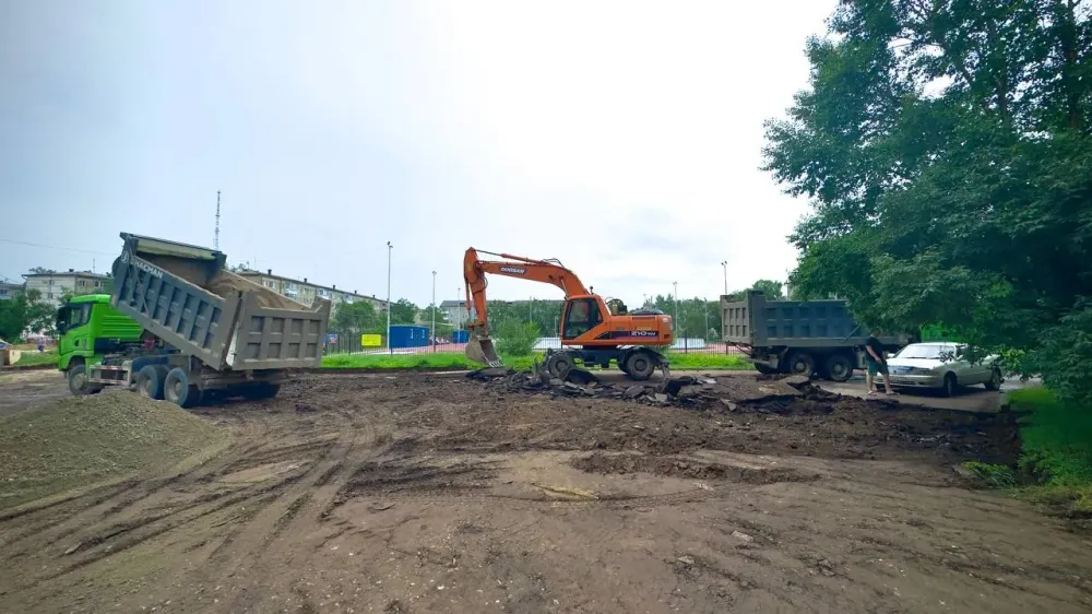 Новый асфальт кладут на тротуарах в микрорайоне Биробиджана