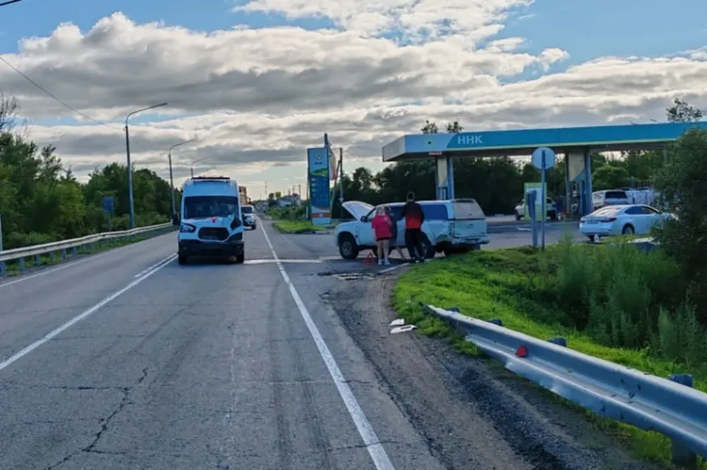 Скорая выехала на встречку и врезалась в пикап на трассе в ЕАО