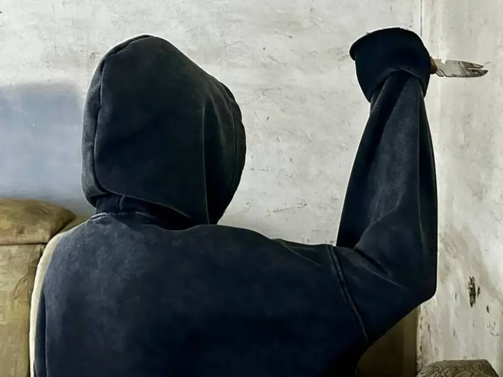 «Тише, давай деньги»: Залез ночью в квартиру и угрожал хозяину разбойник из Биробиджана