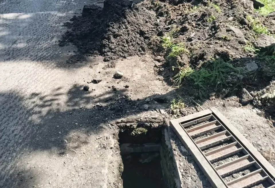 От грязи и ила очищают ливневые колодцы в Биробиджане