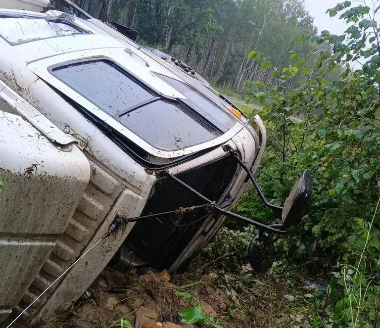 Отправил в кювет фуру с двумя детьми дальнобойщик на трассе в ЕАО