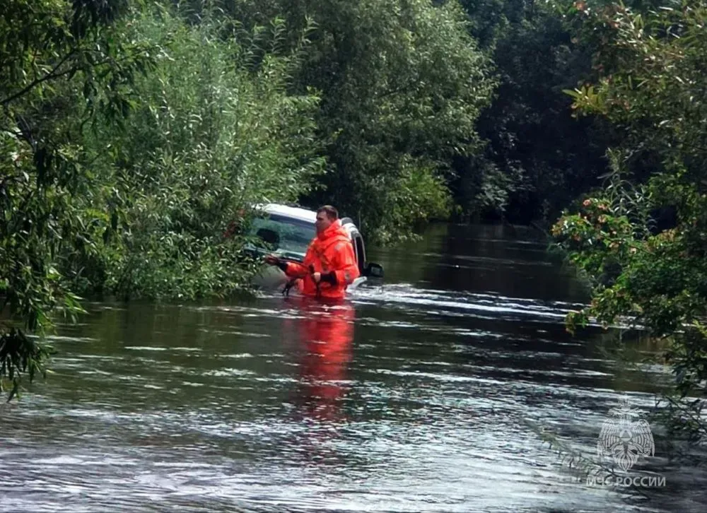 В гигантской луже застряла машина в Биробиджане