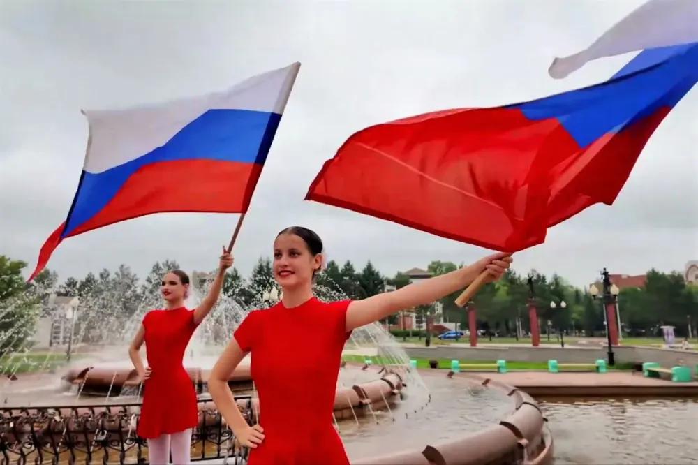 Глава ЕАО: Флаг России – священный символ для всех нас