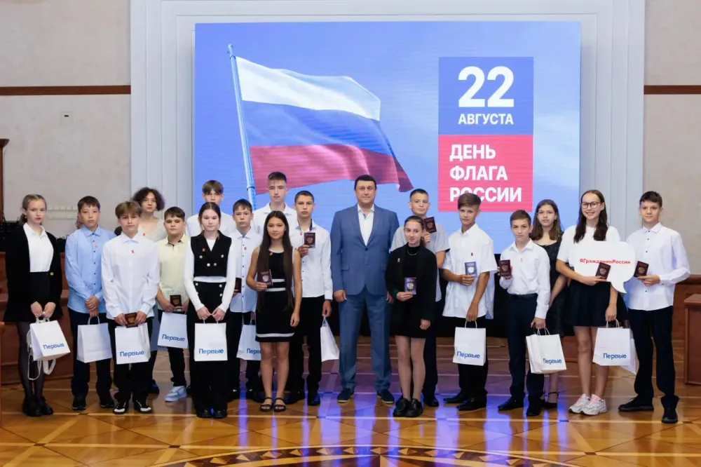 Первые паспорта получили жители ЕАО в День флага России