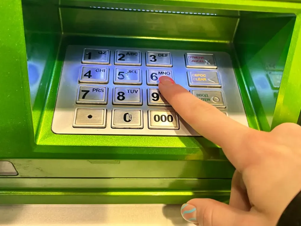 Женщина из ЕАО поверила в «финансирование террористов» и перевела неизвестным более 2 млн