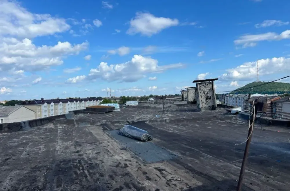 Капремонт кровли на 20 лет раньше срока проводят у многоэтажки в Биробиджане