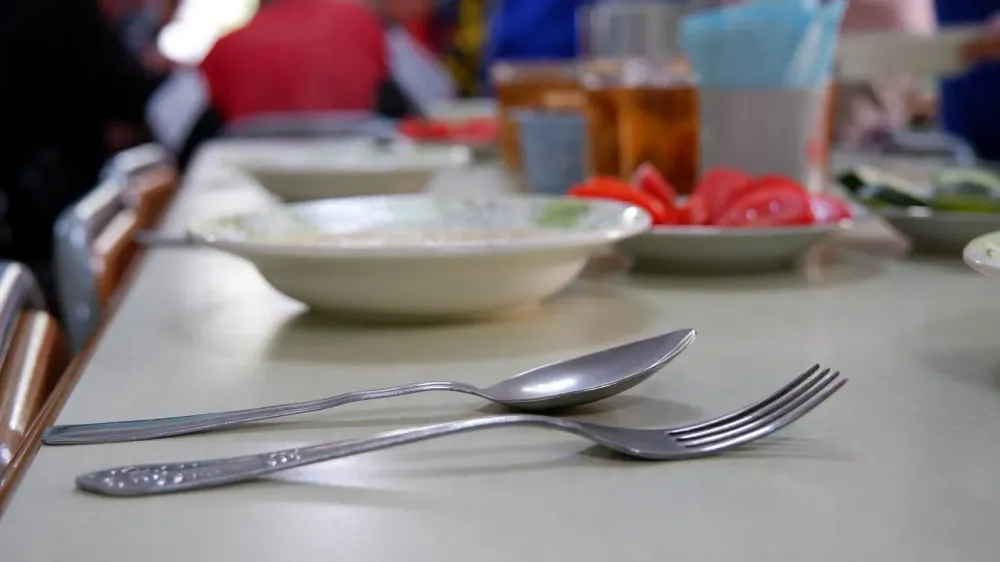 Не платила за питание детей школа в Биробиджане