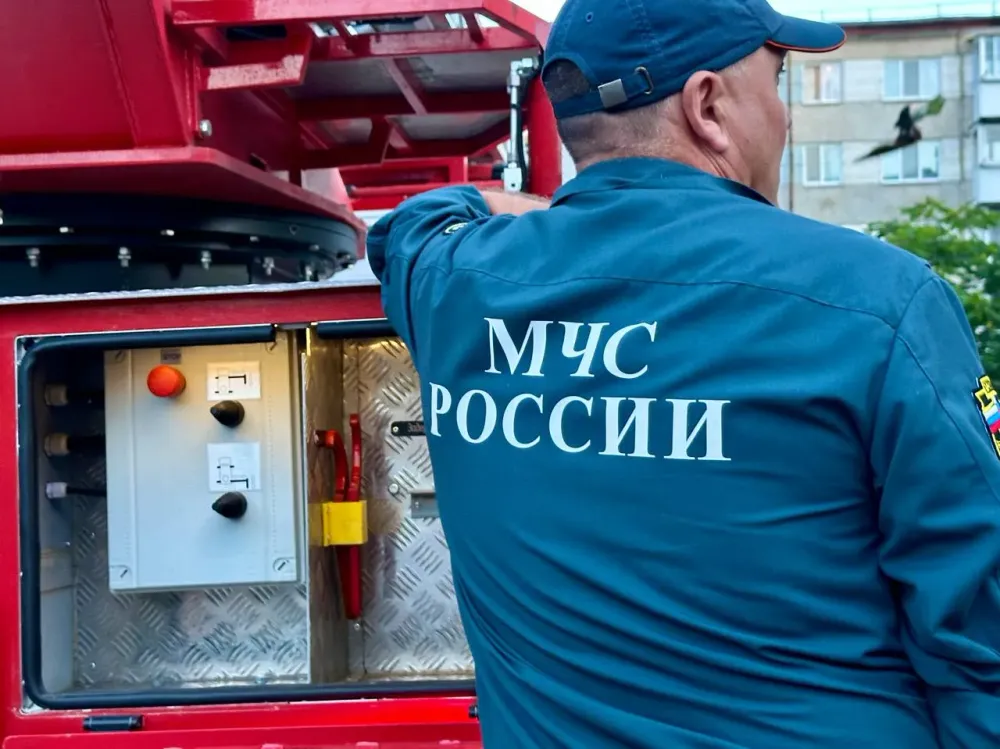 Автомобиль вспыхнул во дворе жилой многоэтажки в Биробиджане