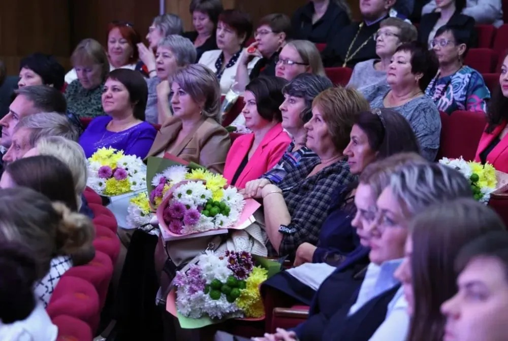 Почётные награды в преддверии Дня учителя вручили педагогам ЕАО