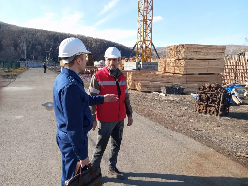 Прокуратура проверяет ход строительства новых школы и многоквартирки в ЕАО