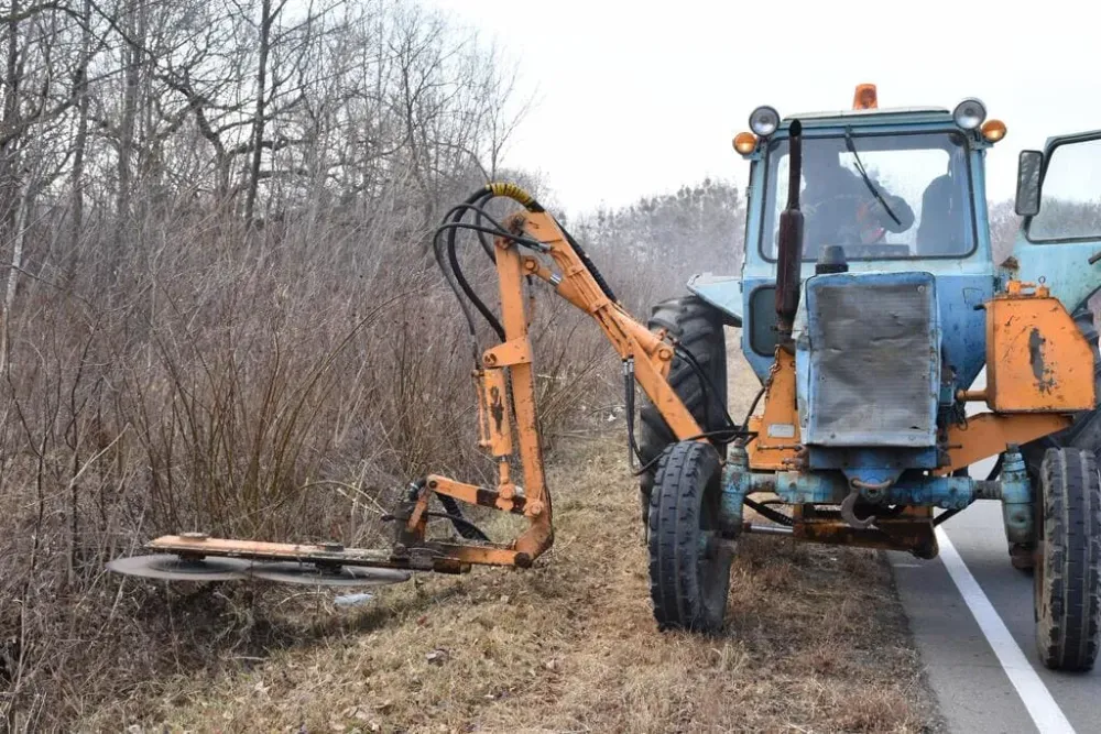 Срубать высокую траву и кусты у обочин трасс тракторами будут в ЕАО