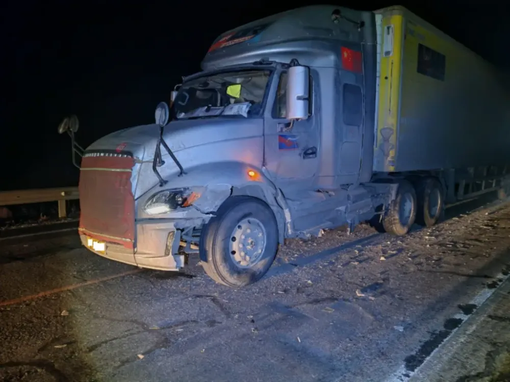 Вылетела на встречку и врезалась в иномарку фура на трассе в ЕАО