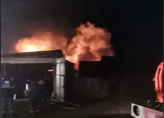 Более семи часов тушили дом в Биробиджане