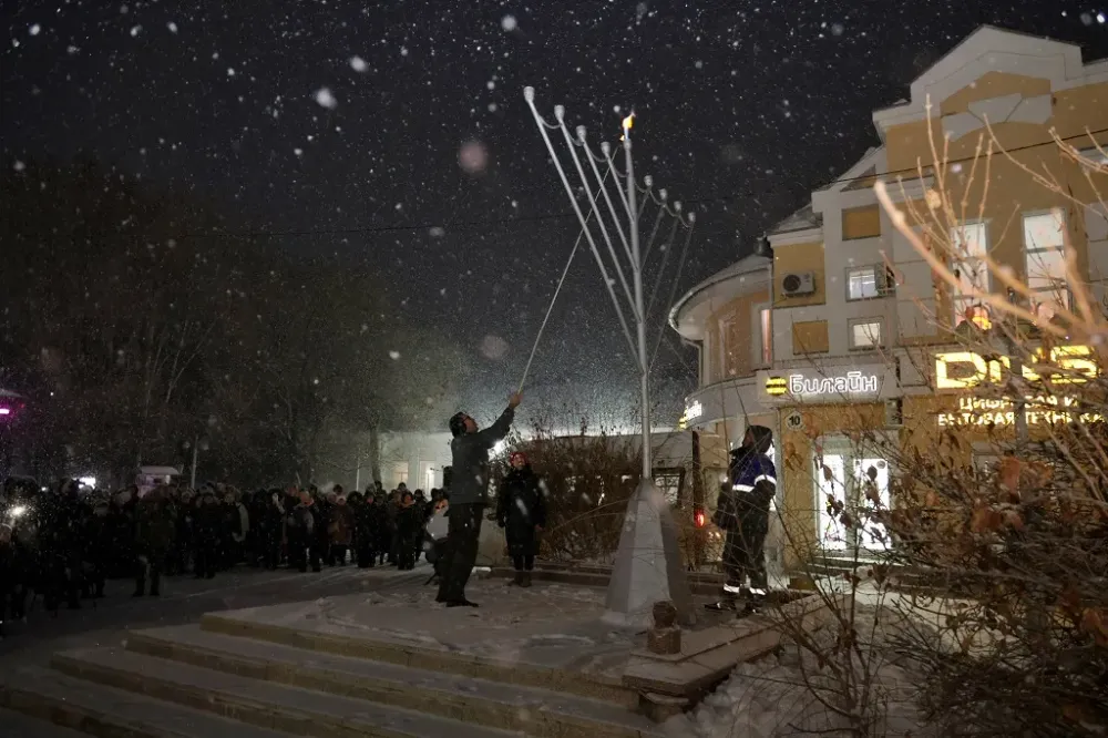 Первую ханукальную свечу зажгли в Биробиджане