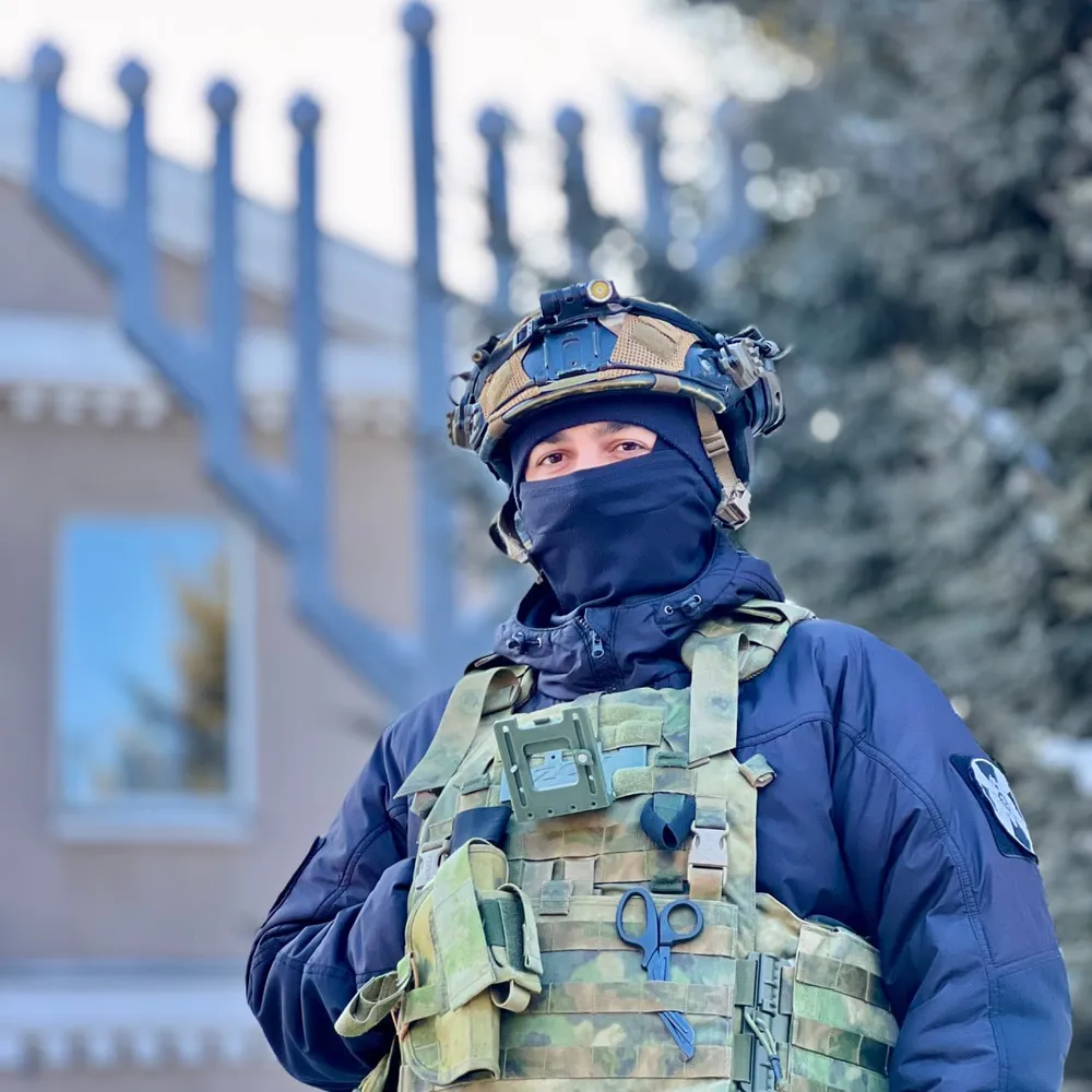 Росгвардеец спас замерзающую женщину с ребёнком на улице в ЕАО