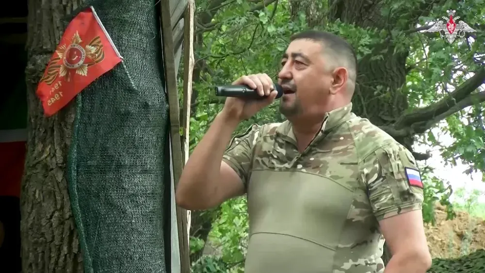 Вокалист из ЕАО принимает участие в концертах для бойцов в зоне СВО