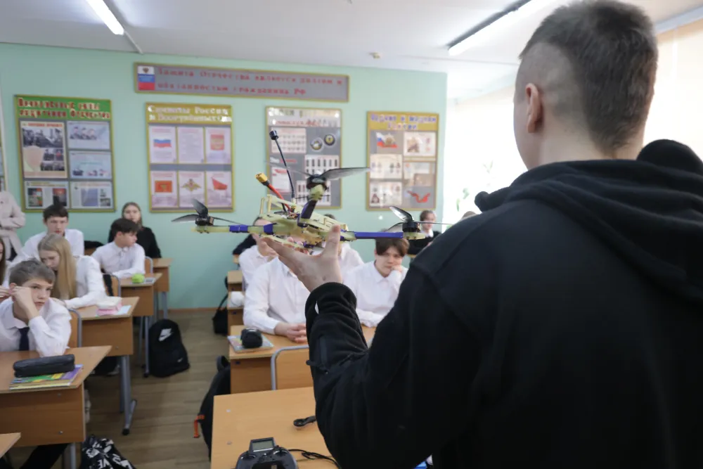 Участник СВО учит школьников собирать дроны и управлять ими в ЕАО