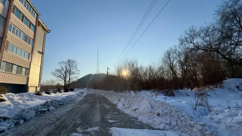 Коммунальщики завершили очистку от снега заездов в м-не Бумагина в Биробиджане
