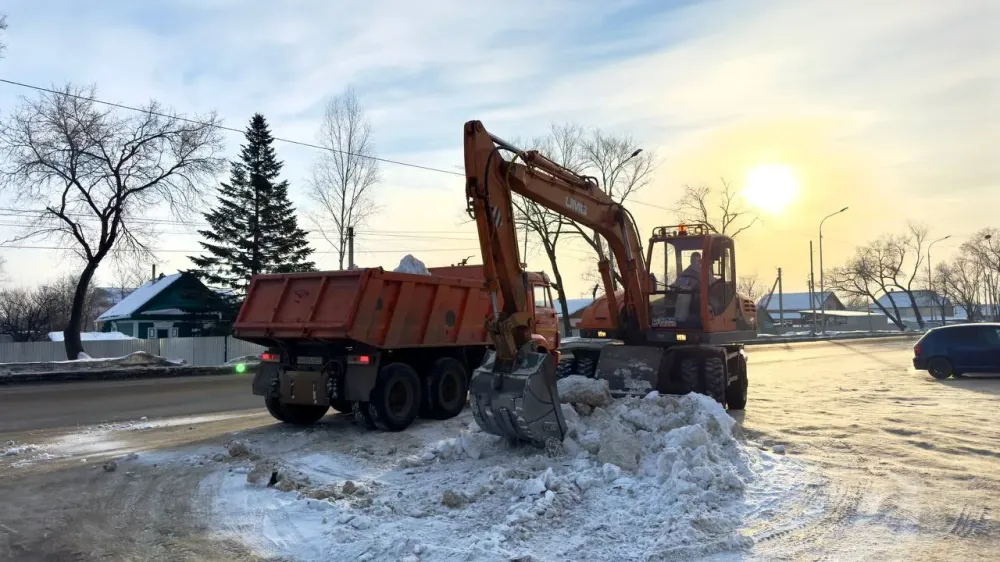 Долгожданную очистку Арбата от снега провели сегодня коммунальщики Биробиджана