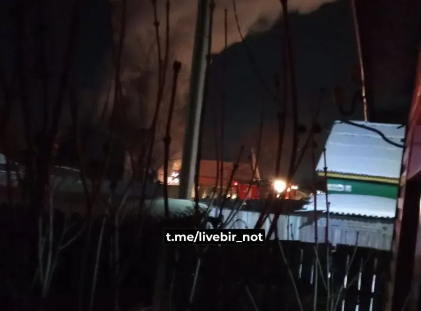 Выехали на тушение жилого дома 15 огнеборцев в Биробиджане