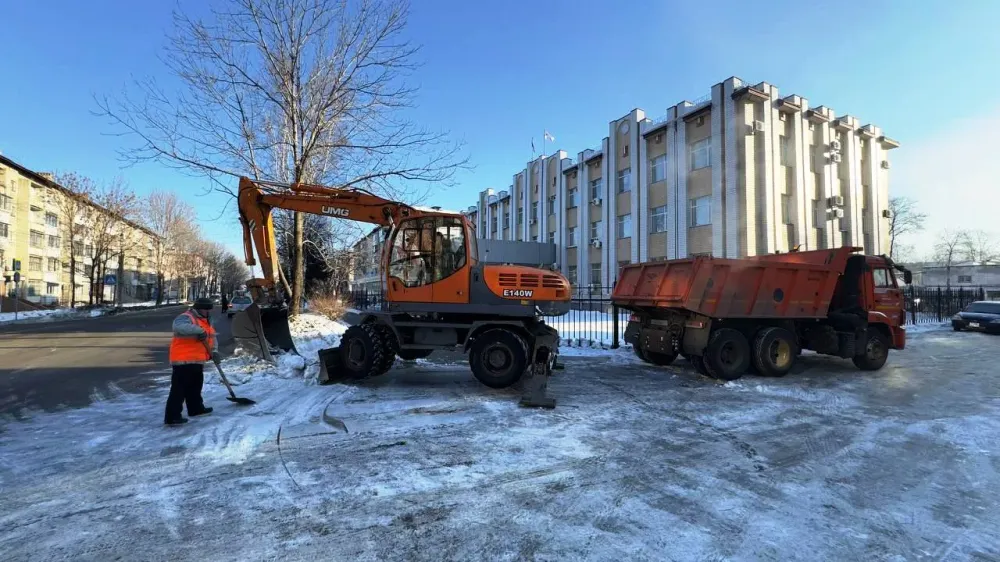 Расчисткой проездов к детсадам занимались сегодня коммунальщики - мэр Биробиджана