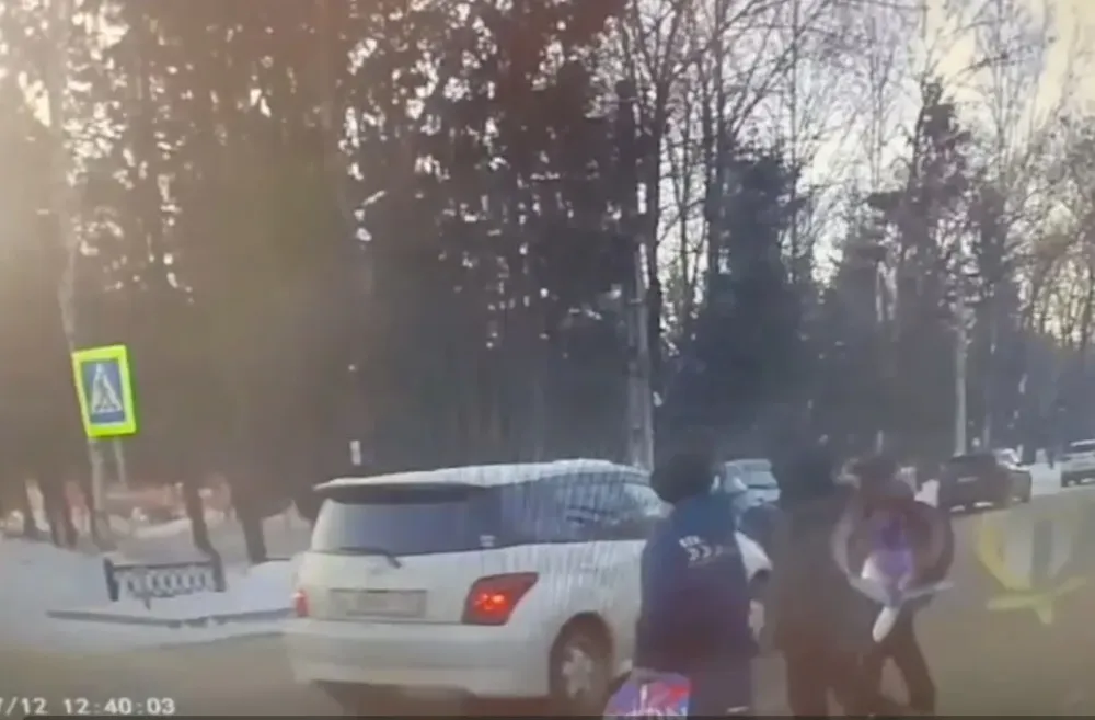 Чуть не сбила 4 школьников на зебре автоледи в Биробиджане