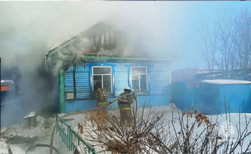 Через окно спасались от пожара 90-летний мужчина и его сын в ЕАО