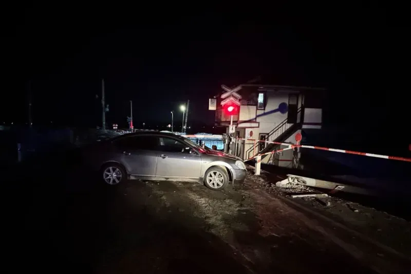 Влетел в ж/д переезд и чудом остался жив водитель в пригороде Биробиджана