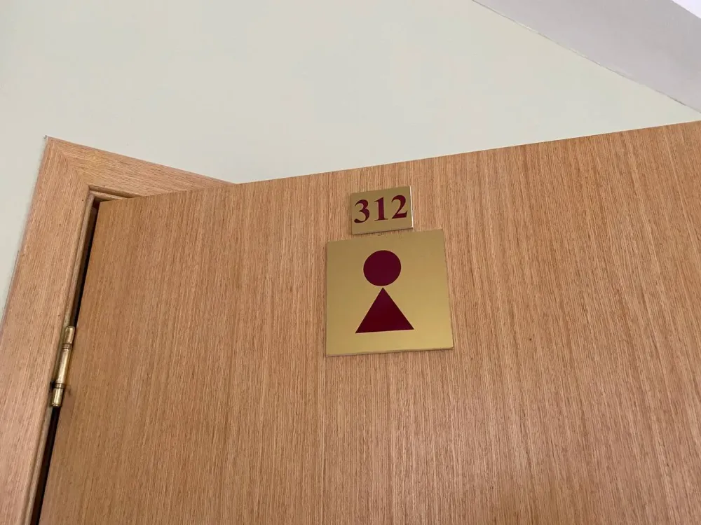 Приняла наркодозу и потеряла сознание у туалета торгового центра биробиджанка